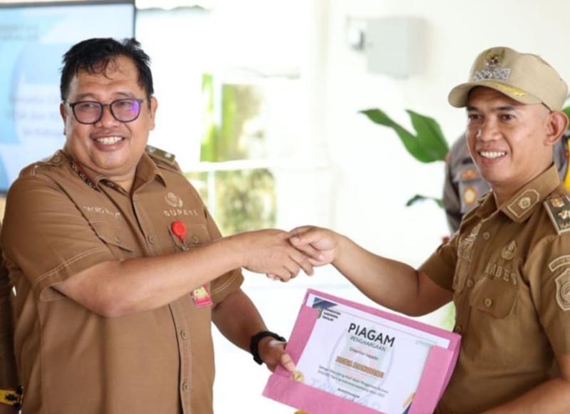 Bupati Takalar Berikan Penghargaan DIGIDES Kepada Kades Banggae, Setelah Tembus Panggung Nasional Top 2 Se Indonesia 2025